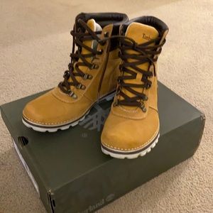 Timberland women boots, almost new